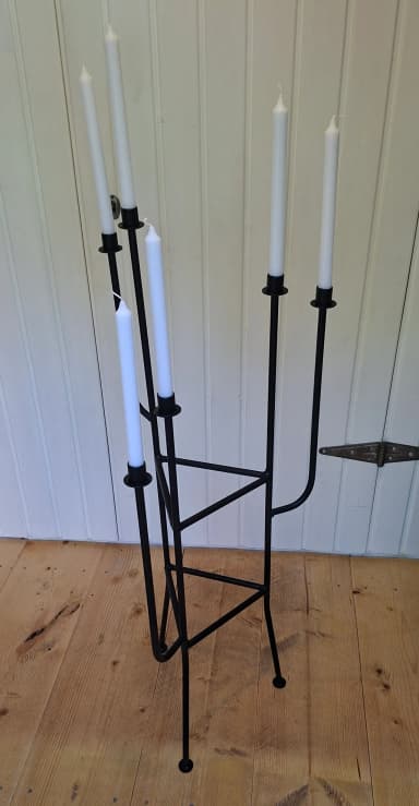 Kunnostettu vintage musta rautainen kynttilänjalka kuudelle kynttilälle