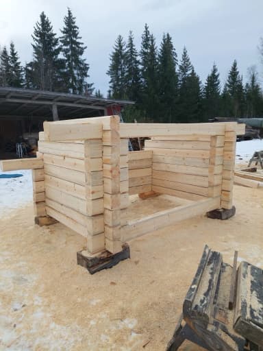 Six-person log shelter with sturdy wooden structure