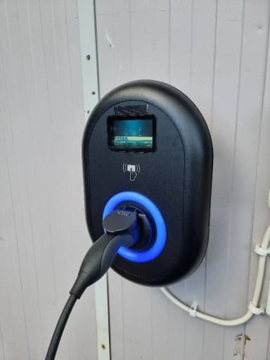Ny 22 kW ladestasjon for elbil med RFID og låsbart lokk