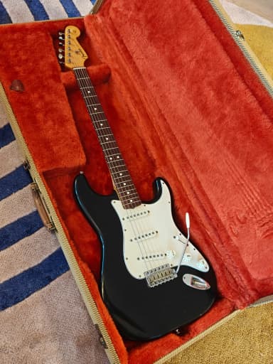 Fender American Vintage '62 Stratocaster -kitara vuodelta 1985, piano black