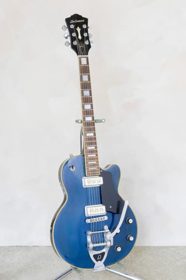 Guitarra eléctrica DeArmond en azul metálico con humbuckers