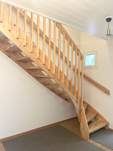 Escalera interior Westwood L en pino lacado con 15 peldaños