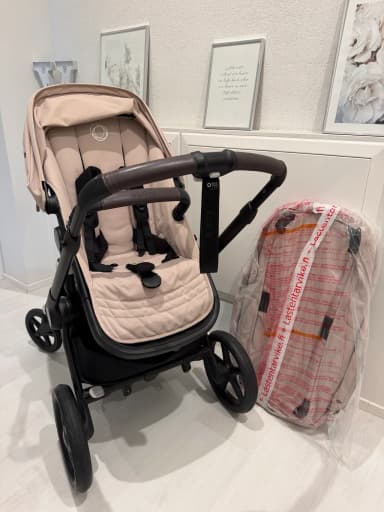 Coche combinado Bugaboo Fox 5 con tela beige y chasis negro