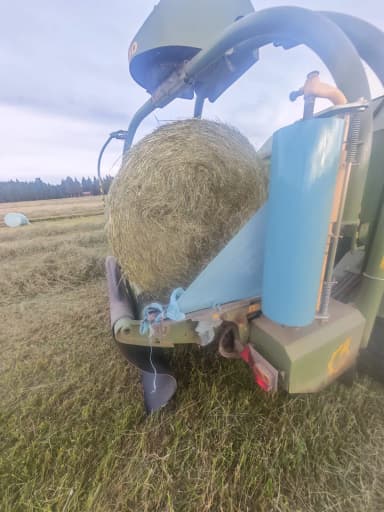 Kuivaa heinää valmiina noudettavaksi heinäkuussa Suomessa