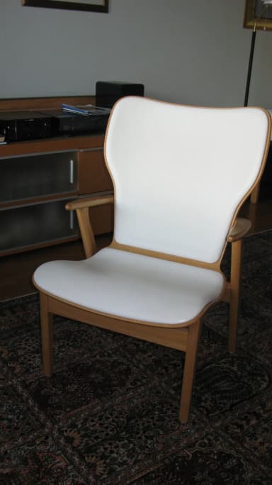 Sillón Domus con asiento blanco y estructura de roble