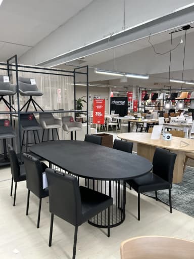 Silla Kuura de Pohjanmaan Kalusteen con cuero Labrador y mesa Hamneskär
