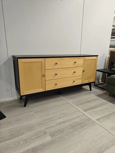Aparador ancho Vuokatti 161 cm con patas caballete
