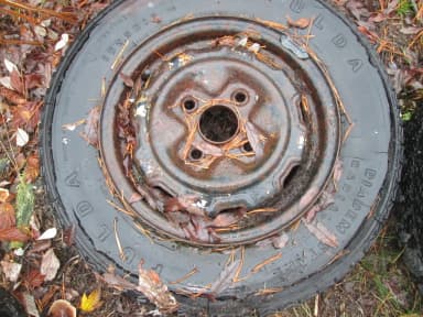 Mazda 323 Rad mit abgefahrenem Reifen von 1982