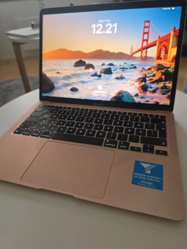 Apple MacBook Air 13 Zoll Laptop in Gold mit beleuchteter Tastatur