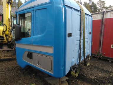 Blauer Scania 144 G 460 LKW-Fahrerhaus mit großen Fenstern und Seitentüren