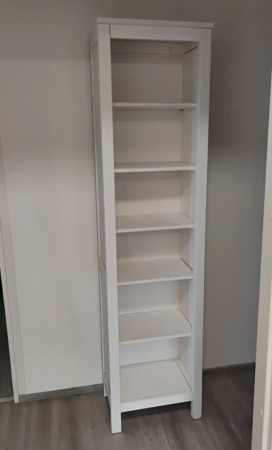 Weißer schmaler Hemnes-Regalschrank mit verstellbaren Regalen