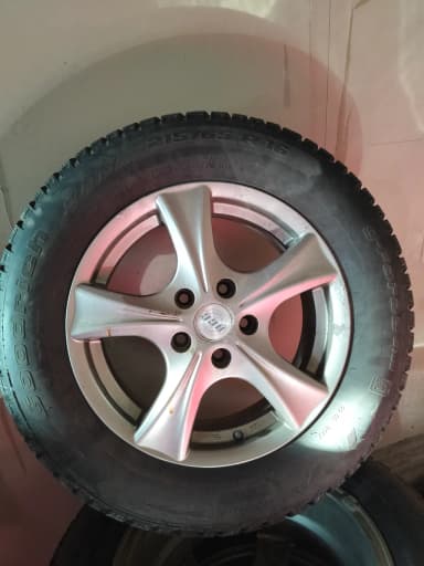 Neumáticos con clavos Nissan Qashqai con llantas de aleación 215/65 R16