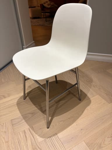 Silla de comedor blanca Normann Copenhagen con patas de metal
