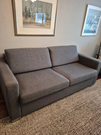 Iskun kotimainen vuodesohva tilavalla makuualueella