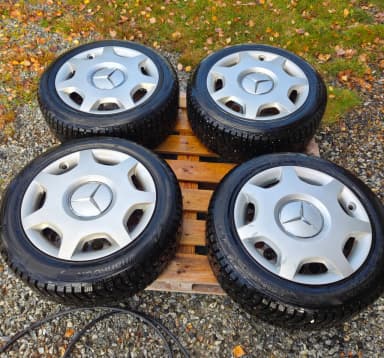 Neumáticos con clavos Hankook con llantas de acero y tapacubos