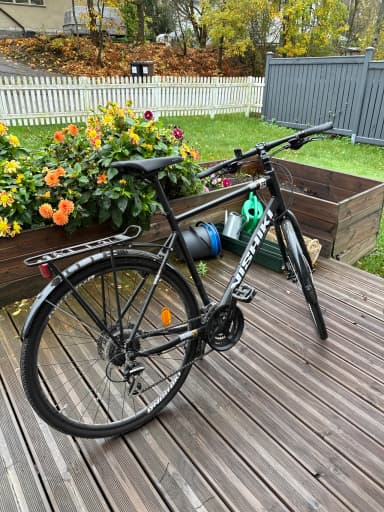 Bicicleta híbrida Nishiki 28" con cuadro de 56 cm para hombre