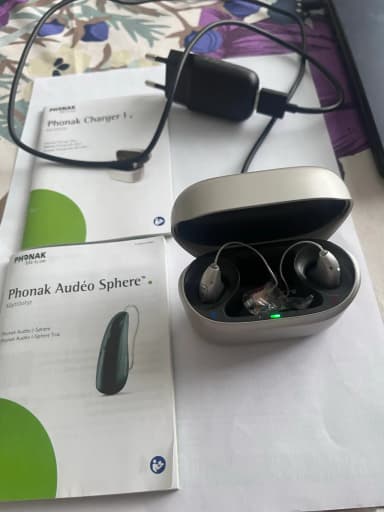 Phonak Audéo Sphere Hörgeräte mit Ladegerät und Reinigungszubehör