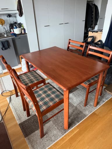Täyspuinen ruokailuryhmä neljälle pehmustetuilla tuoleilla