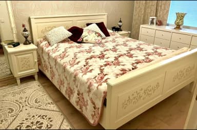 Cama Fiia con mesitas de noche en acabado de madera natural