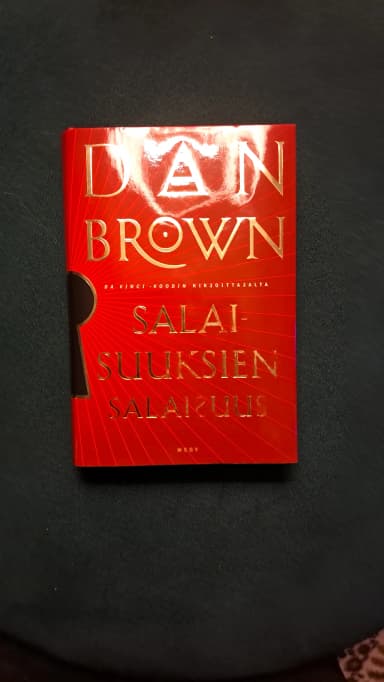 Hyväkuntoinen Dan Brownin kirja myynnissä