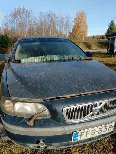 Piezas Volvo V70 2002 con llantas y tornillos