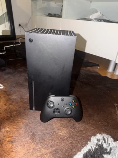 Xbox Series X mit einem Controller und allen Kabeln