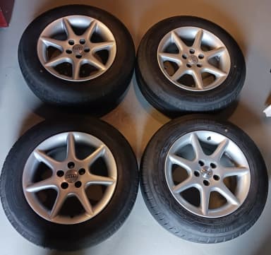 Llantas Audi de aleación de 15 pulgadas con neumáticos de verano