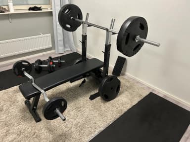 Banco de pesas con 100 kg y máquina de remo incluida