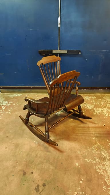 Einzigartiger zweiteiliger Schaukelstuhl aus dunklem Holz