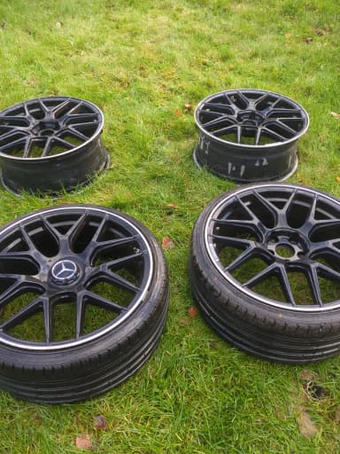 Satz mit 4 AMG-Felgen und 2 Reifen