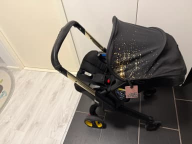 Doona+ Gold Limited Edition silla de coche con base ISOFIX y accesorios