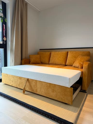 Elegantes ockerfarbenes Schlafsofa in hervorragendem Zustand