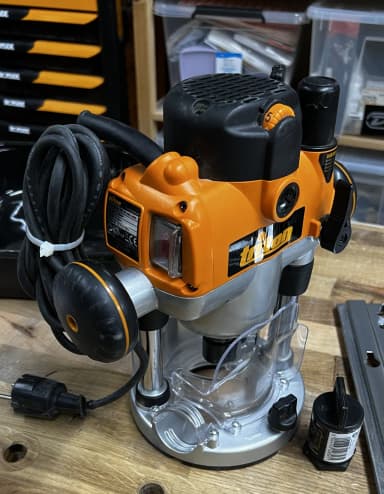 Triton MOF001 Profi-Fräse 1400W mit vielseitigen Spannzangen