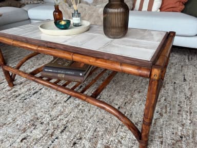 Mesa de centro de ratán elegante con superficie de azulejos