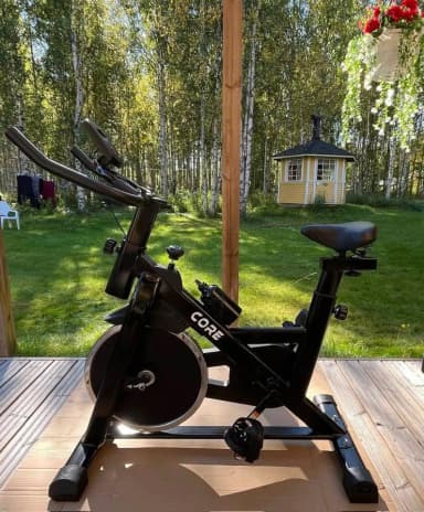 Bicicleta de spinning Core 1300 negra con límite de peso de 120 kg