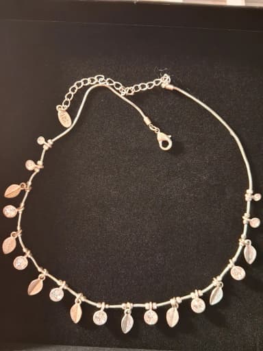 Pilgrim hopeoitu choker-kaulakoru kirkkailla kristalleilla