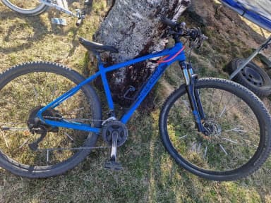 Bicicleta Helkama XS 29.2 con neumático trasero desgastado