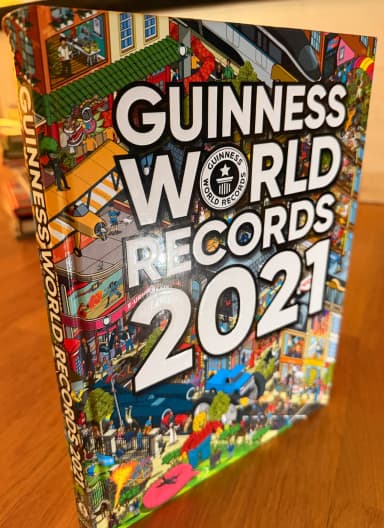 Guinness World Records 2021 tapa dura con ilustraciones coloridas