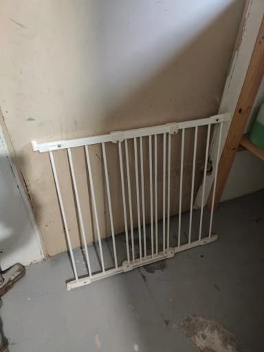 Puerta de seguridad metálica blanca con fijación a pared