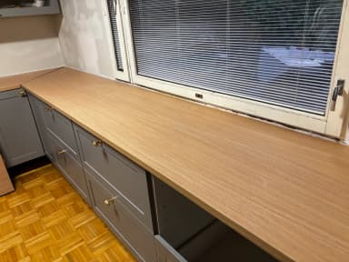 Vaalea tammea muistuttava laminaattitaso keittiöön tai työtilaan