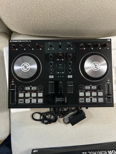Native Instruments Traktor Kontrol S2 DJ-Controller in gutem Zustand