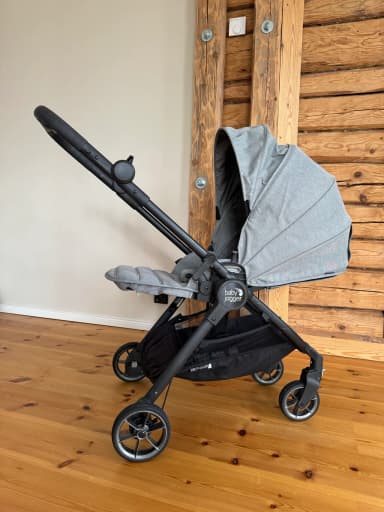 Cochecito Baby Jogger City Tour Lux con asiento giratorio y manillar ajustable