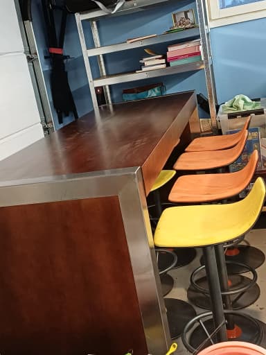 Hoher Bartisch aus Holz mit bunten Barhockern