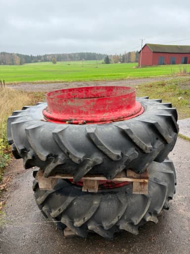 Brukte traktor dobbelthjul 14,9/13-38R til salgs