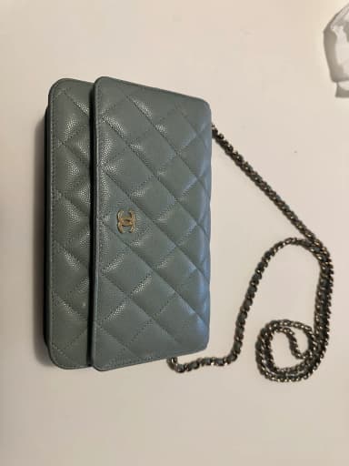 Chanel Geldbörse mit Kette in hellblau-grau und goldenen Details