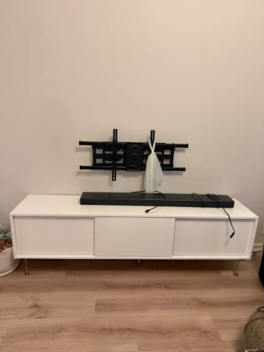 Mueble para TV Decotique con una pata de color latón faltante