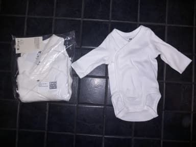 4 kpl uusia valkoisia vauvan kietaisubodyja H&M:ltä