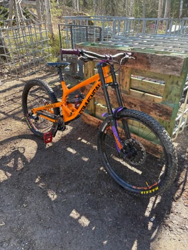 Bicicleta downhill Commencal Furious DH con componentes de calidad