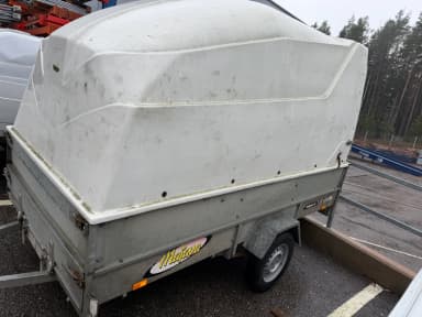 Remolque Majava M 5030 LJ de un eje con toldo blanco alto
