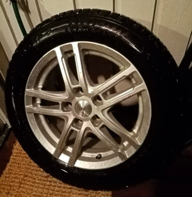 Neumáticos de invierno Hakka 205/60R16 con 9 clavos cada uno